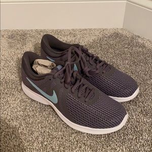 Nike women’s size 7.5 grey and blue shoes